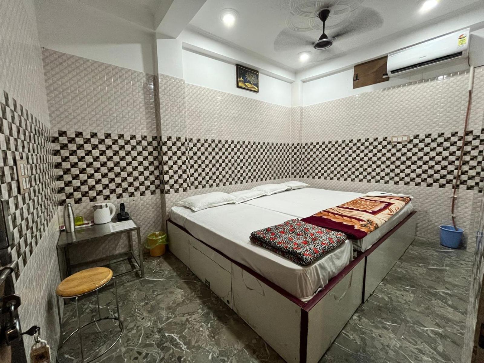 Thakur Ji Guest house *